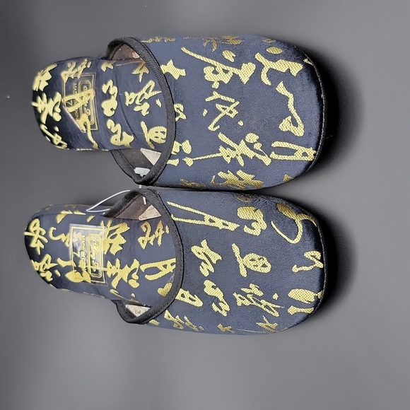 SLIPPERS - Picture 3 of 4